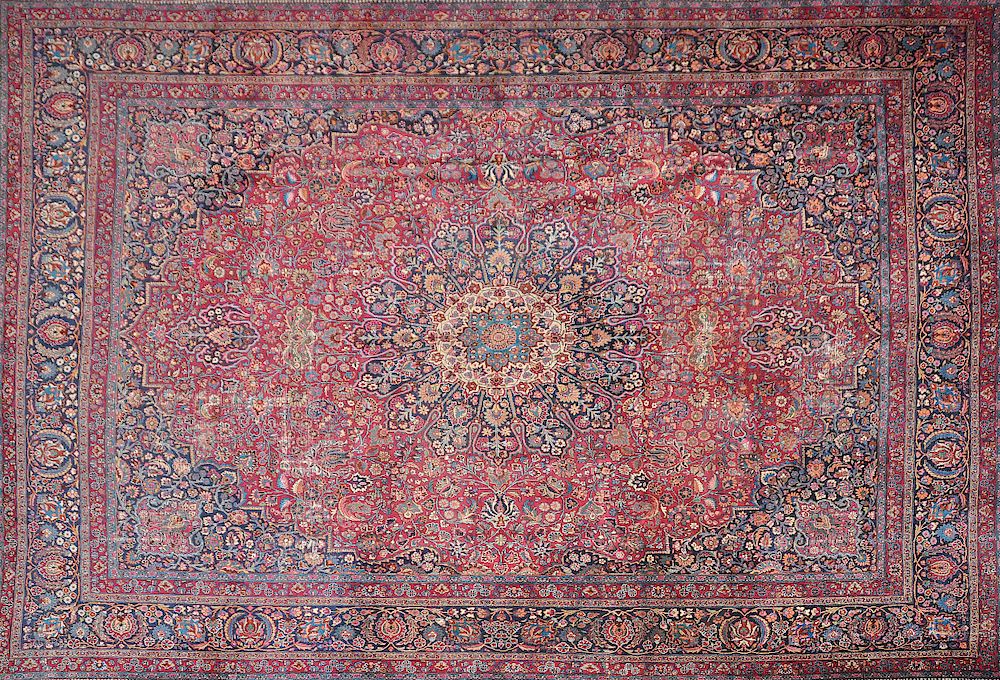 Appraisal: AN ANTIQUE SAROUGH MAHAL CARPET AN ANTIQUE SAROUGH MAHAL CARPET