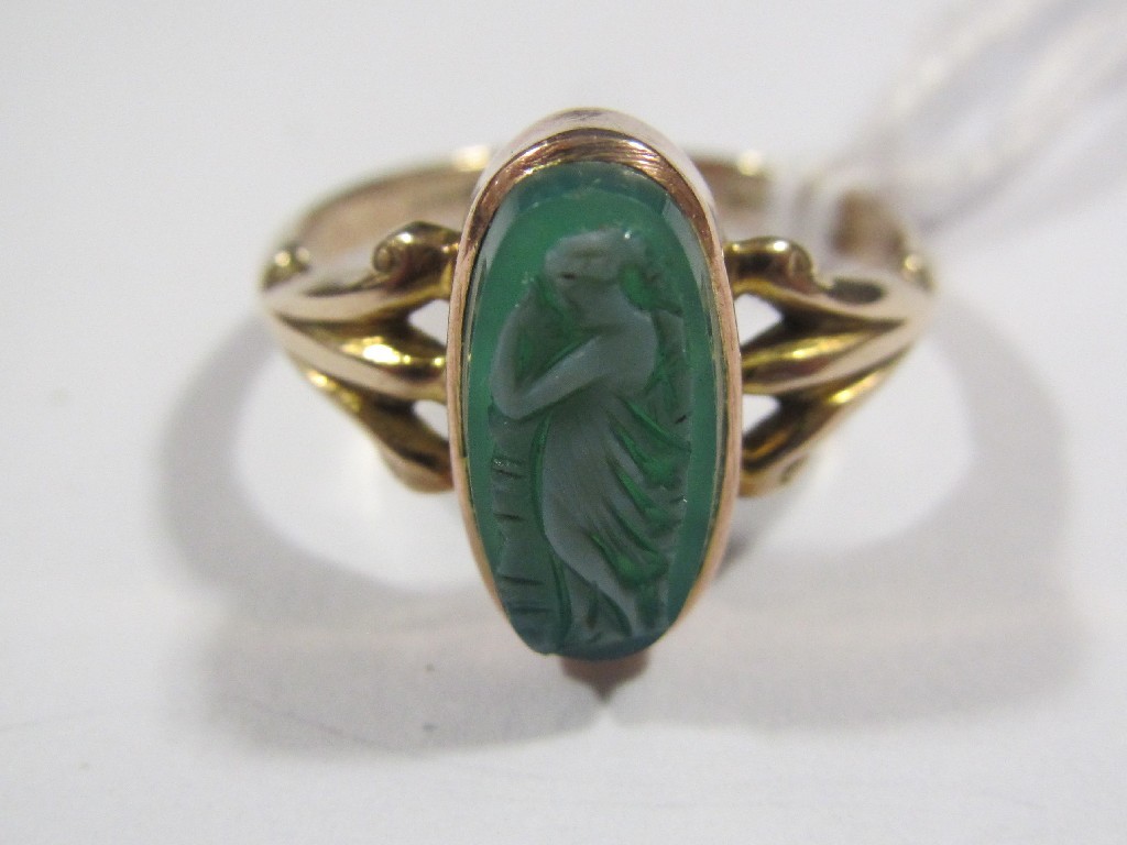 Appraisal: Victorian ct gold agate cameo set dress ring