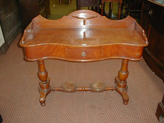 Appraisal: A Victorian mahogany serpentine dressing table with frieze drawer tray