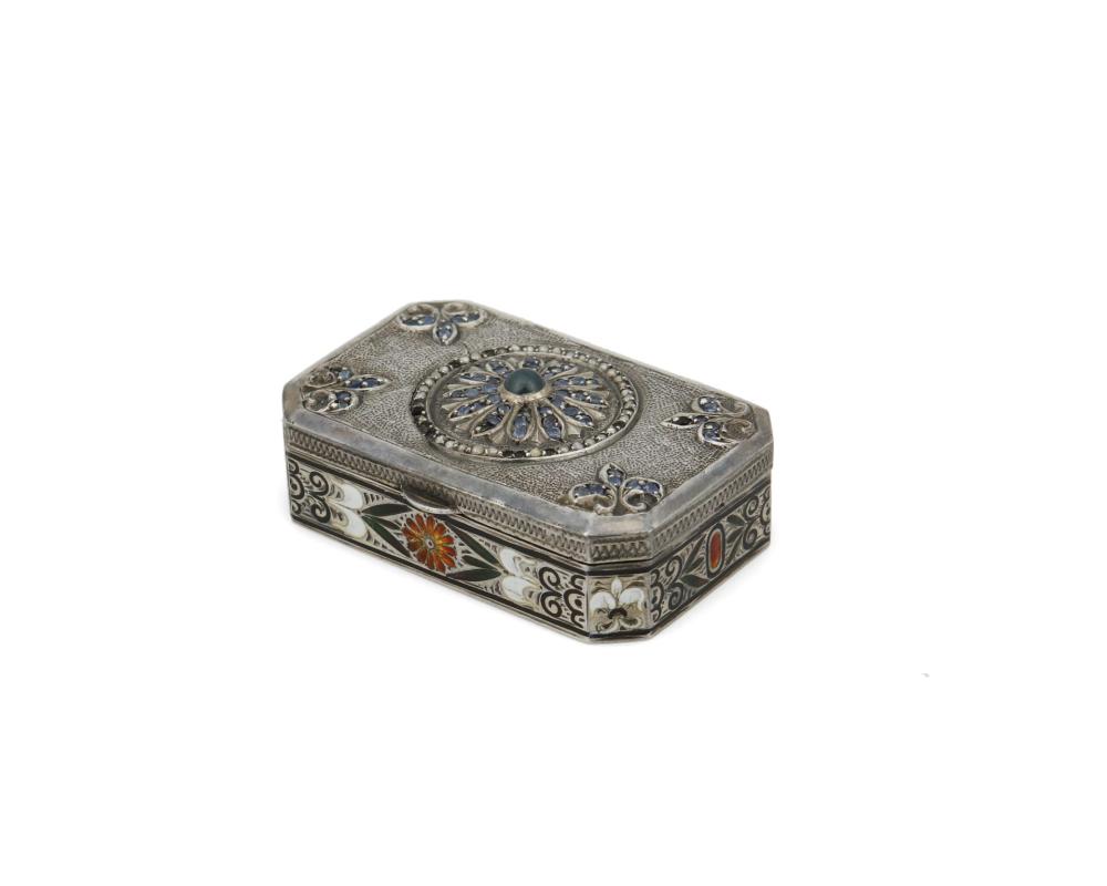 Appraisal: A FRENCH SILVER AND ENAMELED SNUFF BOXA French silver and