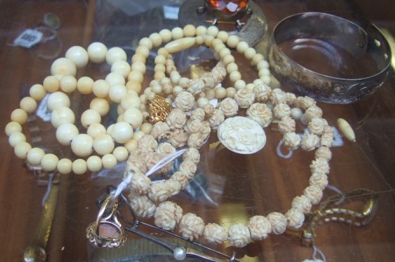 Appraisal: A graduated ivory bead necklace a two row bone bead