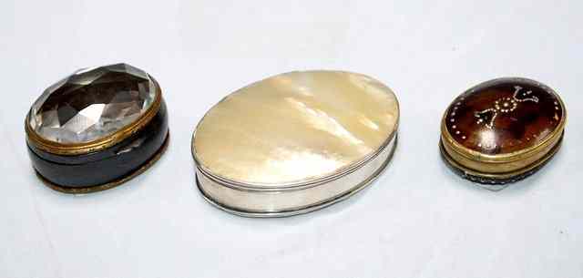 Appraisal: AN OVAL MOTHER OF PEARL SNUFF BOX with hinged lid