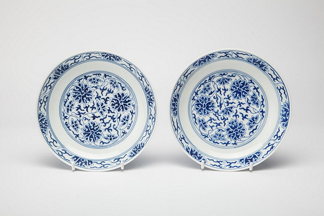 Appraisal: A PAIR OF CHINESE BLUE AND WHITE PORCELAIN DISHES with