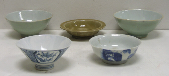 Appraisal: COLLECTION OF FIVE CHINESE PORCELAIN BOWLS Comprising two with blue