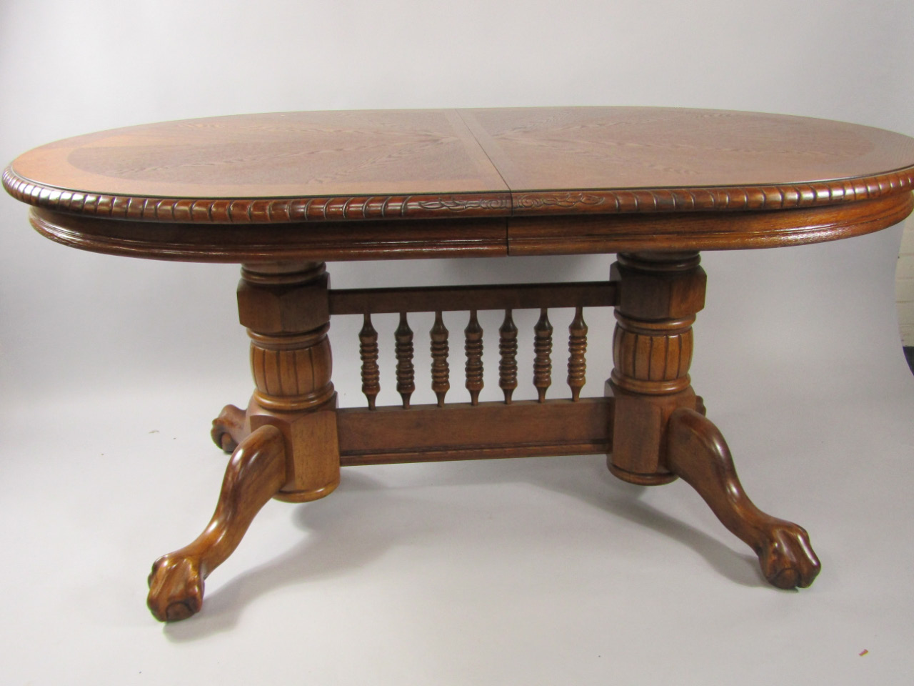 Appraisal: An oak draw leaf dining table with two additional leaves