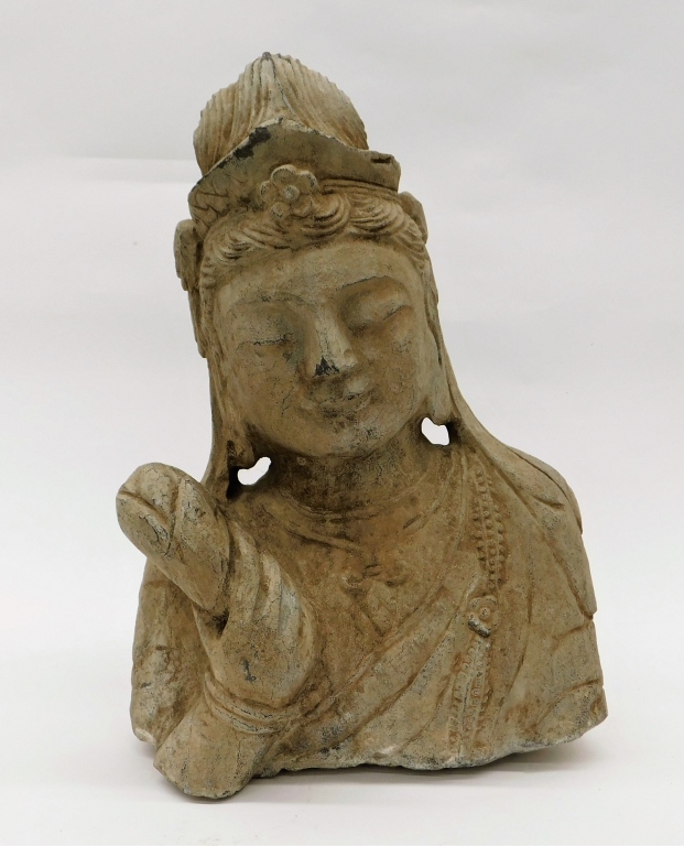 Appraisal: CHINESE QING DYNASTY CARVED BUST OF GUAN YIN Chinese Qing