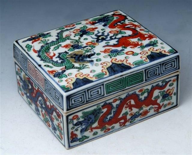 Appraisal: A WUCAI DECORATED RECTANGULAR BOX depicting dragons Wan Li mark