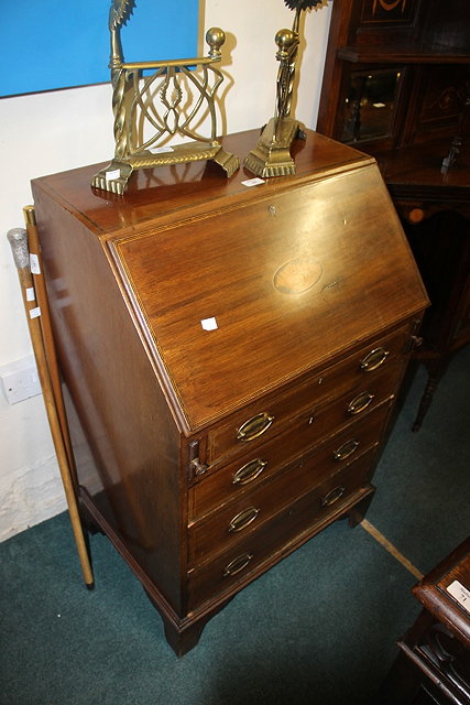 Appraisal: AN EDWARDIAN WALNUT LADIES BUREAU the fall front door with