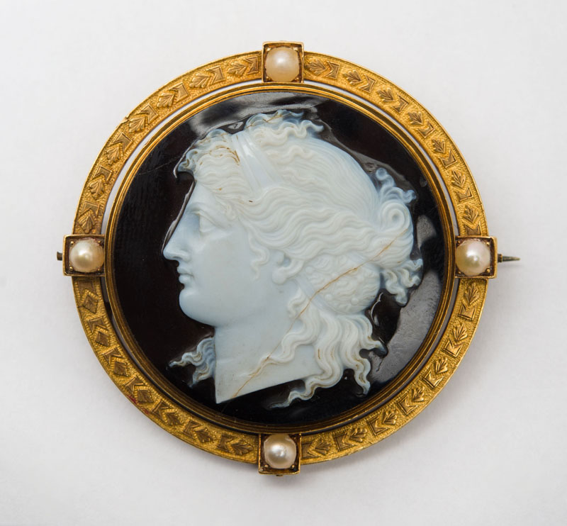 Appraisal: VICTORIAN HARDSTONE CAMEO BROOCH Black and white onyx of a