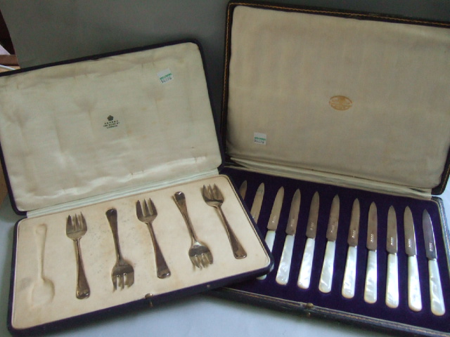 Appraisal: A set of twelve silver bladed dessert or fruit knives