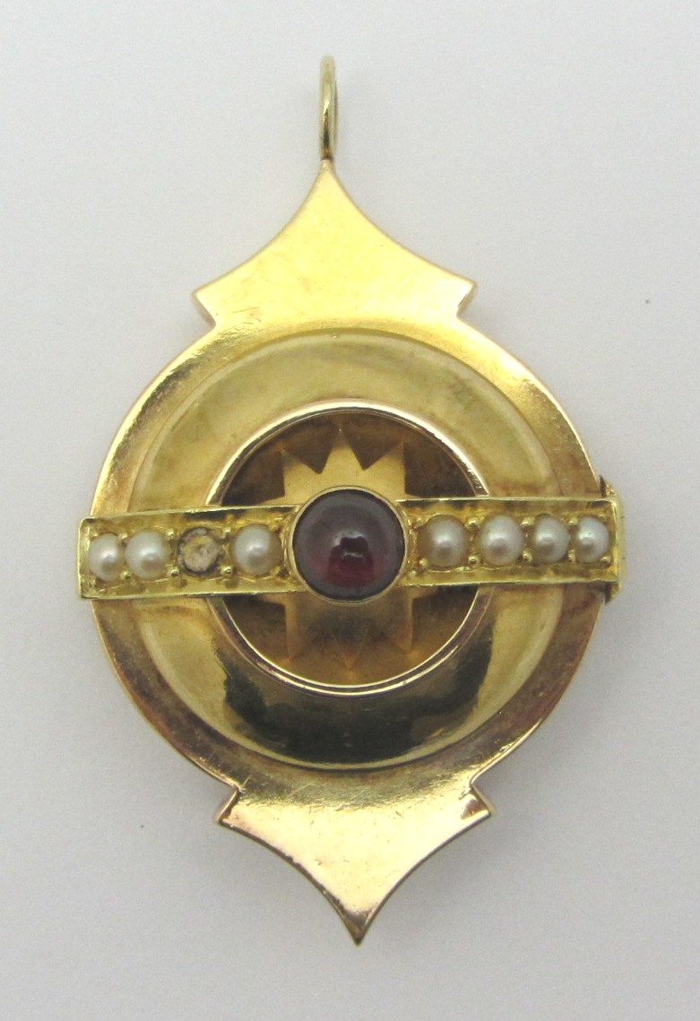 Appraisal: A Victorian gold carbuncle garnet and half pearl set pendant