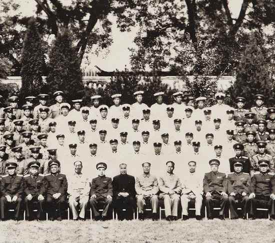 Appraisal: Commemorative photograph panoramic gelatin silver print of Mao and high