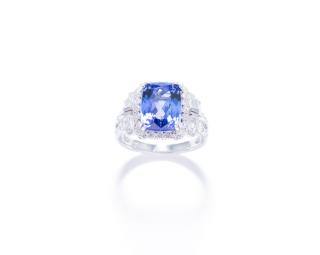 Appraisal: A TANZANITE AND DIAMOND RING A TANZANITE AND DIAMOND RING