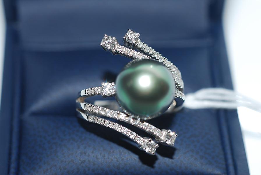 Appraisal: A TAHITIAN PEARL AND DIAMOND DRESS RING OF CROSSOVER DESIGN