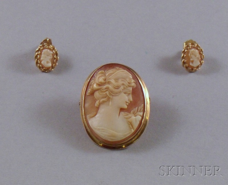 Appraisal: kt Gold-Framed Shell Carved Cameo Brooch and a Pair of