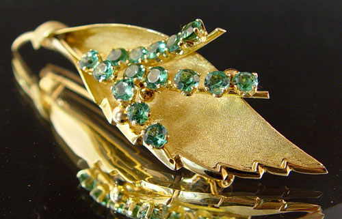 Appraisal: K GOLD AND TOURMALINE LEAF BROOCH k yellow gold in