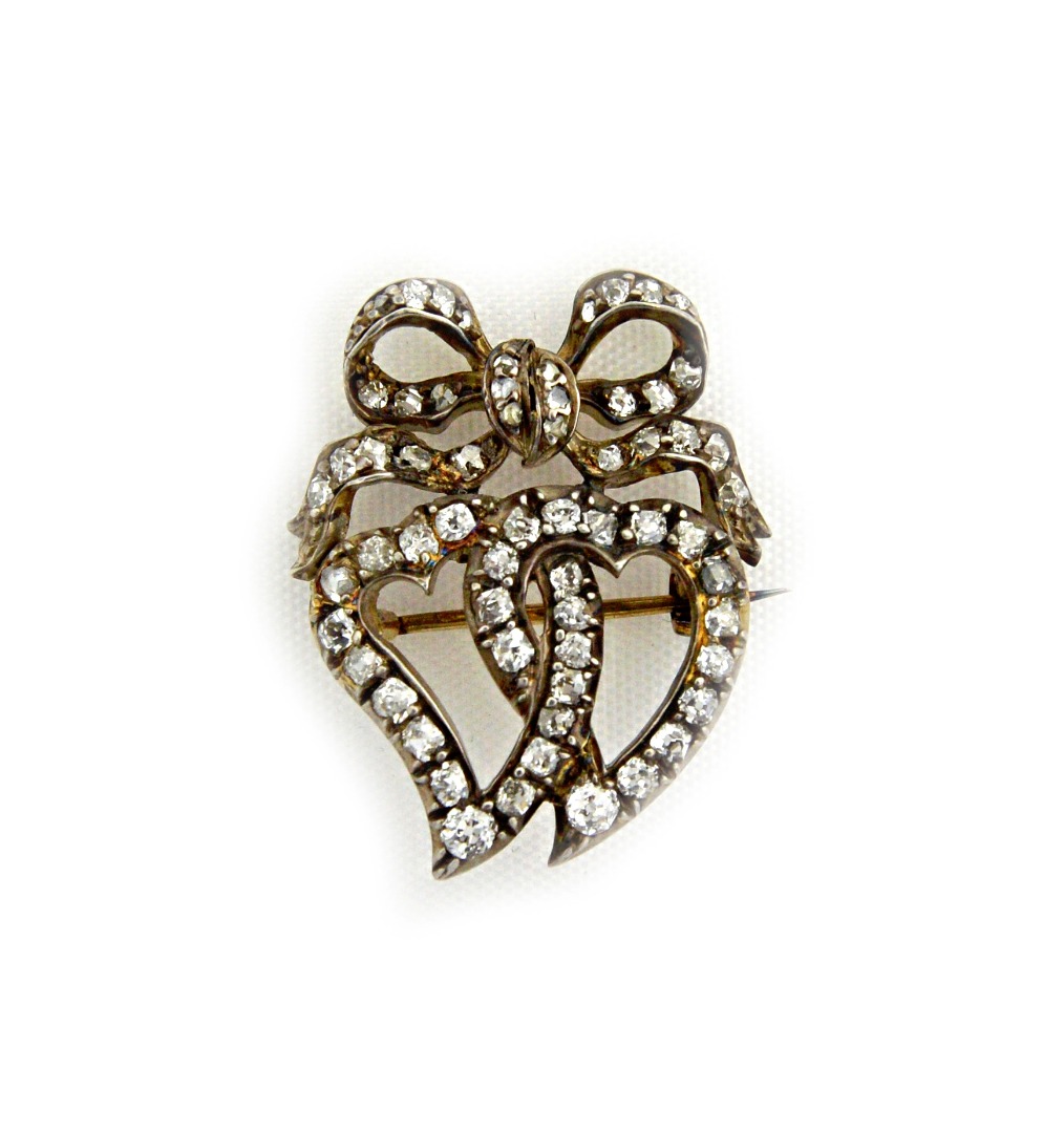 Appraisal: A diamond brooch designed as two entwined hearts with a