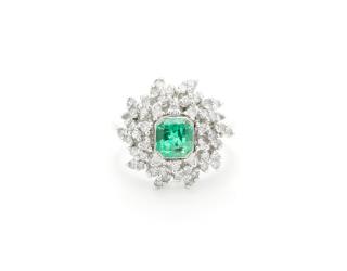 Appraisal: AN EMERALD AND DIAMOND RING AN EMERALD AND DIAMOND RINGDiamonds