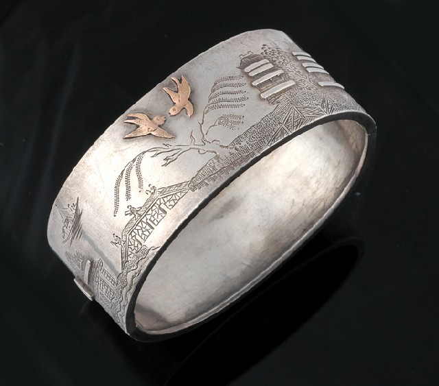 Appraisal: An antique silver bangle The silver oval hinged bangle with