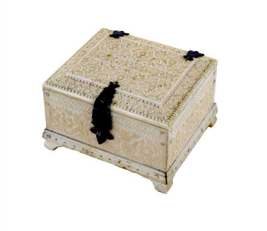 Appraisal: A FINE MUGHAL IVORY MINIATURE CASKET INDIA the lid and