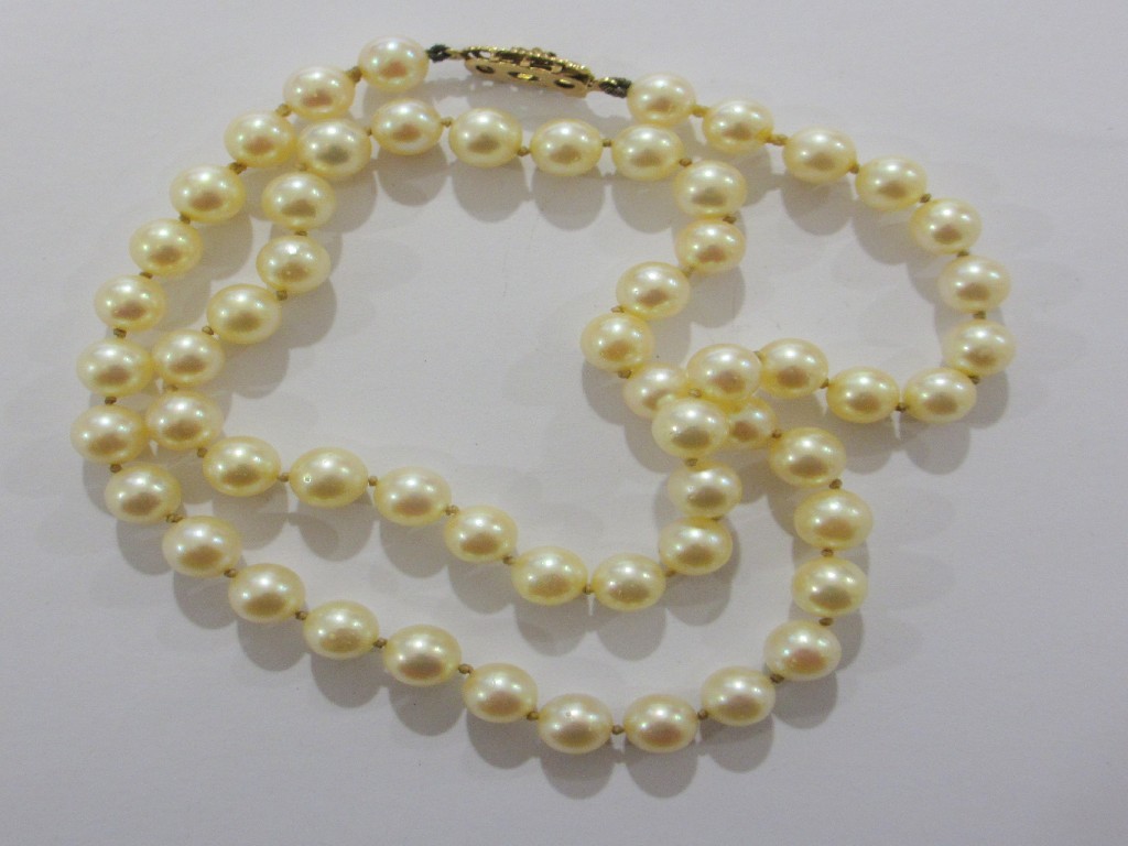 Appraisal: String of cultured pearls with ct gold clasp