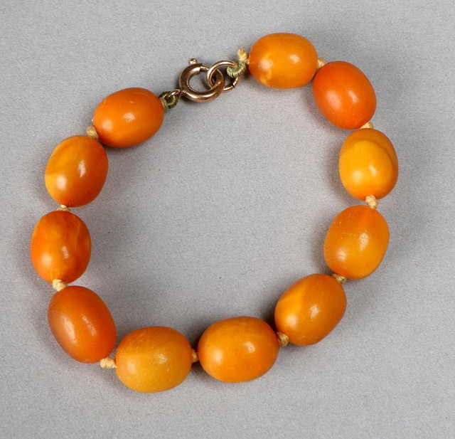 Appraisal: AN OVAL BEAD AMBER BRACELET beads measuring mm x mm