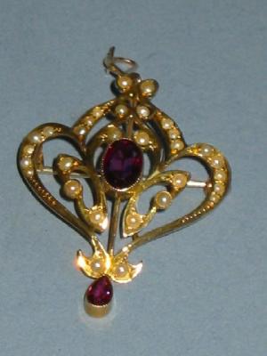 Appraisal: AN EDWARDIAN ART NOUVEAU STYLE brooch pendant with amethysts and