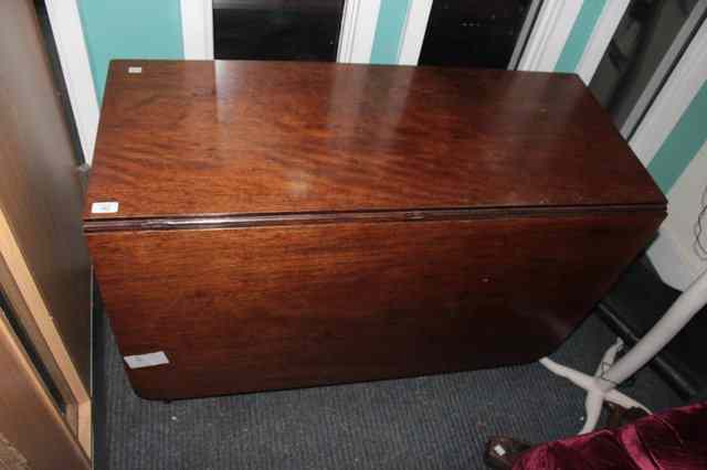 Appraisal: AN EARLY VICTORIAN MAHOGANY DROP LEAF DINING TABLE with bobbin