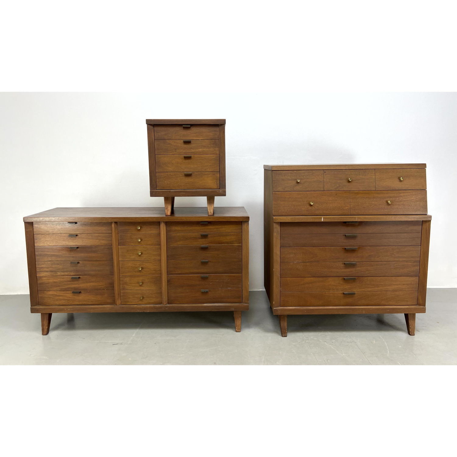 Appraisal: HUNTLEY Furniture American Modern Bedroom Set High Chest low dresser