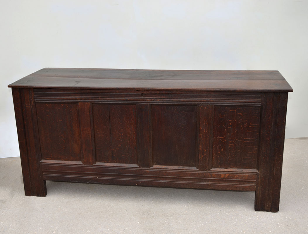 Appraisal: TH CENTURY ENGLISH OAK COFFER CHEST Dark English oak coffer