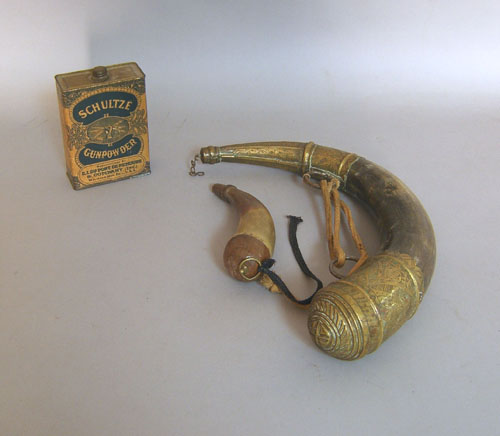 Appraisal: Schultze gunpowder tin early th c together with powder horns