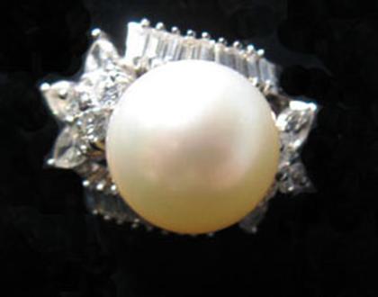 Appraisal: karat white gold pearl and diamond ring Off-round white Tahitian