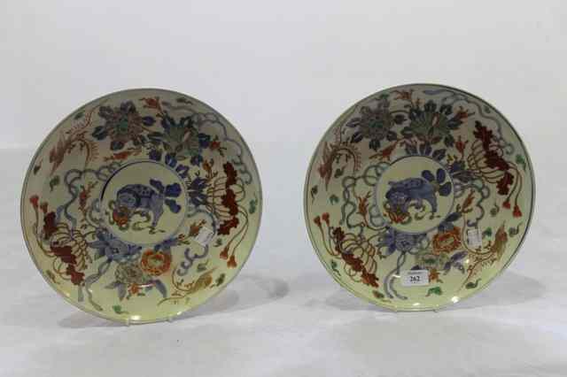 Appraisal: A PAIR OF JAPANESE POLYCHROME PORCELAIN SHALLOW DISHES with central