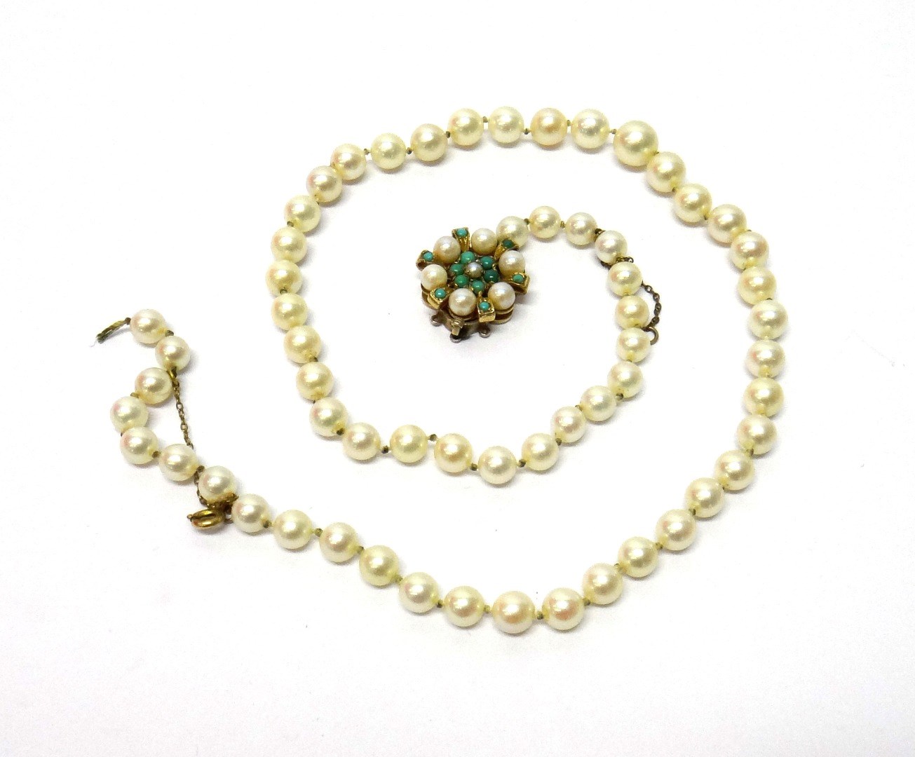 Appraisal: A single row necklace of graduated cultured pearls on a