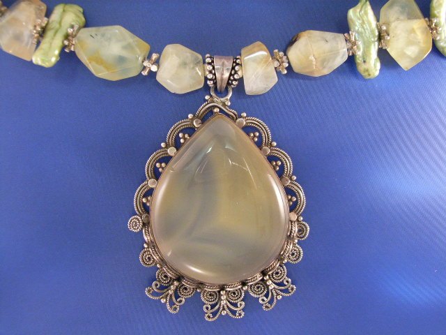 Appraisal: A silver chalcedony quartz and dyed fresh water pearl necklace