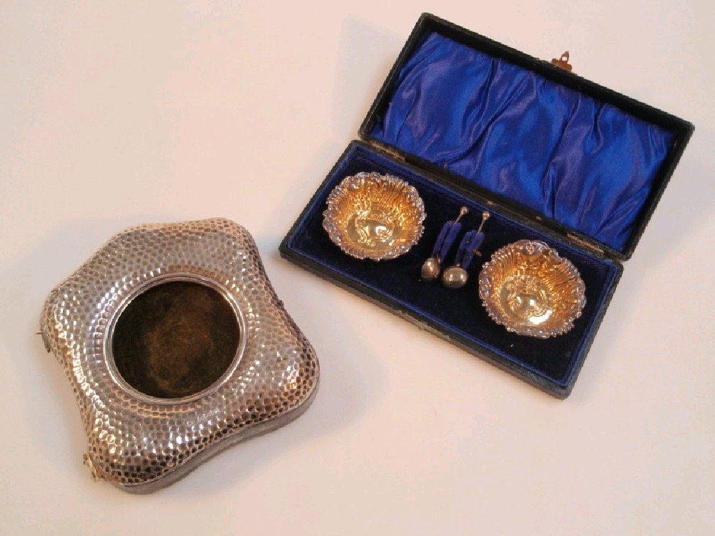 Appraisal: An Edwardian silver desk watch case hinged cover of beaten