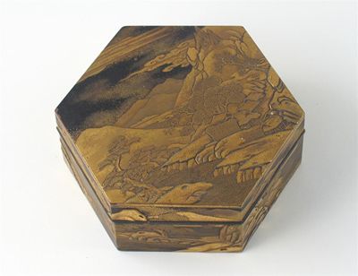 Appraisal: A Japanese gold lacquer hexagonal box and cover containing three