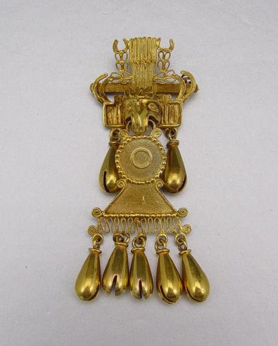 Appraisal: K YELLOW GOLD PIN PENDANT Chiming dimensional brooch in a