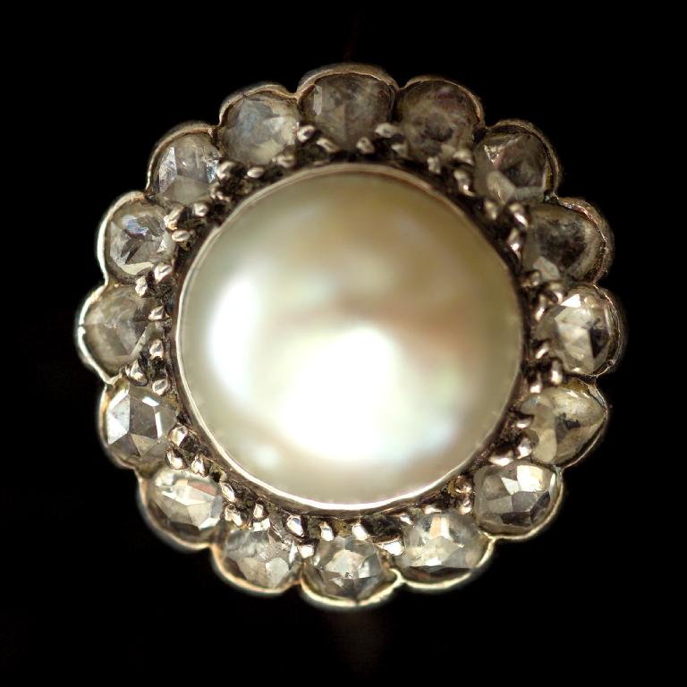 Appraisal: PEARL AND DIAMOND CLUSTER RING the mm central pearl untested