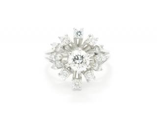 Appraisal: A DIAMOND CLUSTER RING A DIAMOND CLUSTER RINGCenter diamond is