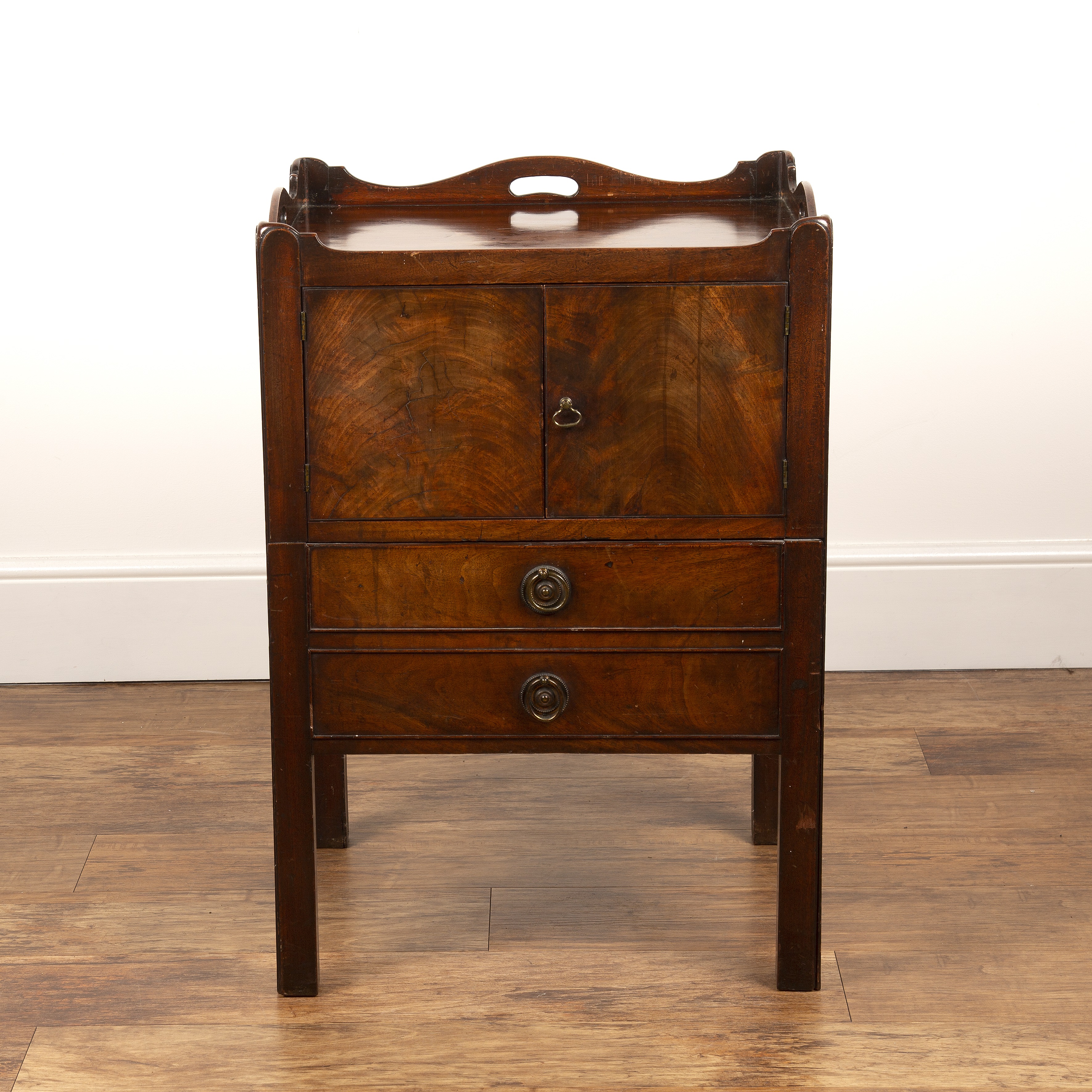 Appraisal: Mahogany tray top commodeGeorge III with original pull-out fitted base