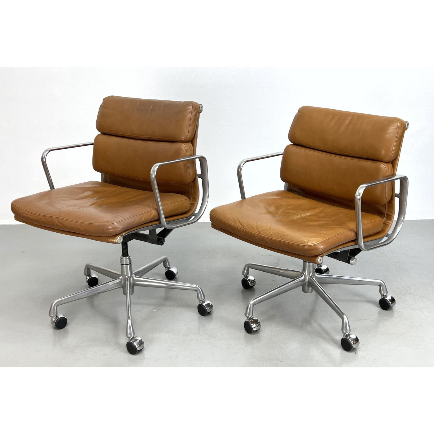 Appraisal: Pr Herman Miller Aluminum Group Desk Chairs Soft pad design