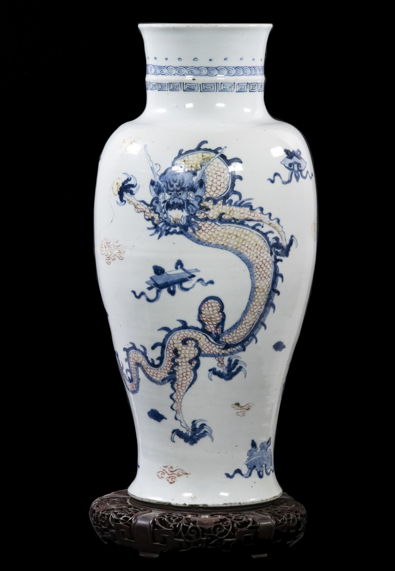 Appraisal: MING DYNASTY PORCELAIN VASE Circa Zhangzhou Swatow Vase decorated with