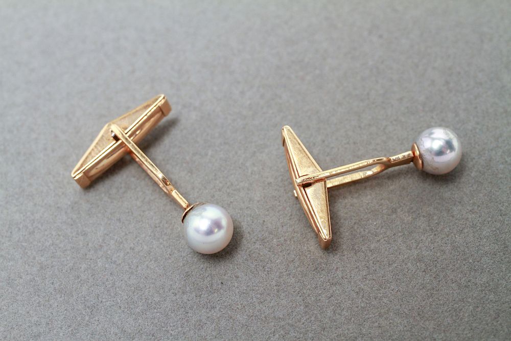 Appraisal: K Yellow Gold and Pearls Cufflinks Pair K yellow gold