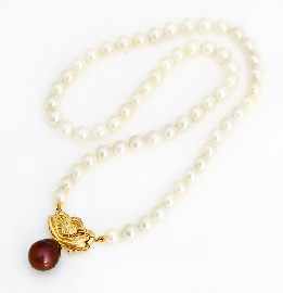 Appraisal: A to mm cultured fresh water pearl necklace on a