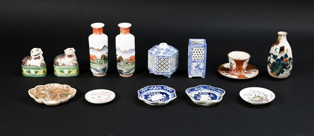 Appraisal: pieces Chinese and Japanese porcelain and pottery Pair of Qianlong