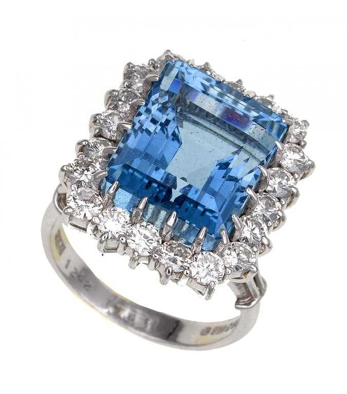 Appraisal: AN AQUAMARINE AND DIAMOND CLUSTER RING the step cut aquamarine