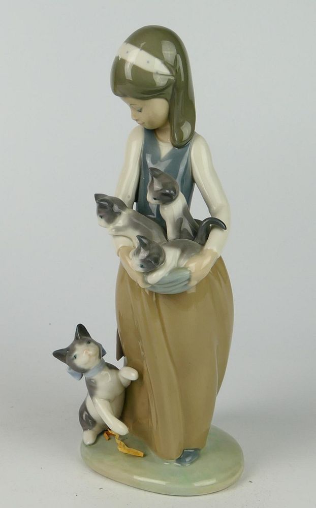 Appraisal: LLADRO PORCELAIN FIGURE LLADRO PORCELAIN FIGURE Condition All lots are