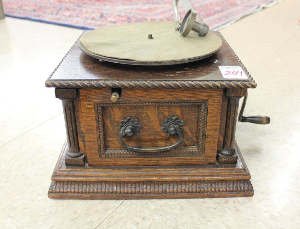 Appraisal: COLUMBIA GRAPHOPHONE DISC PHONOGRAPH American c having a square oak