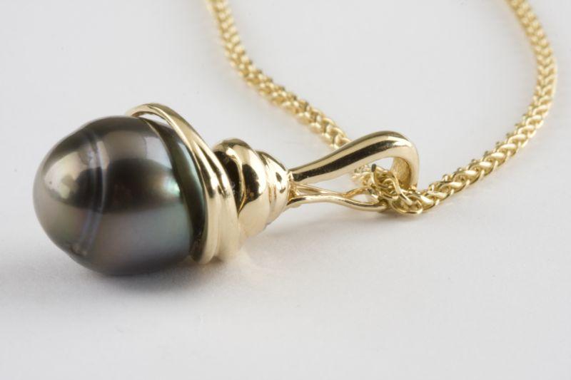 Appraisal: KT Yellow Gold Tahitian Pearl Pendant with Chain pearl x